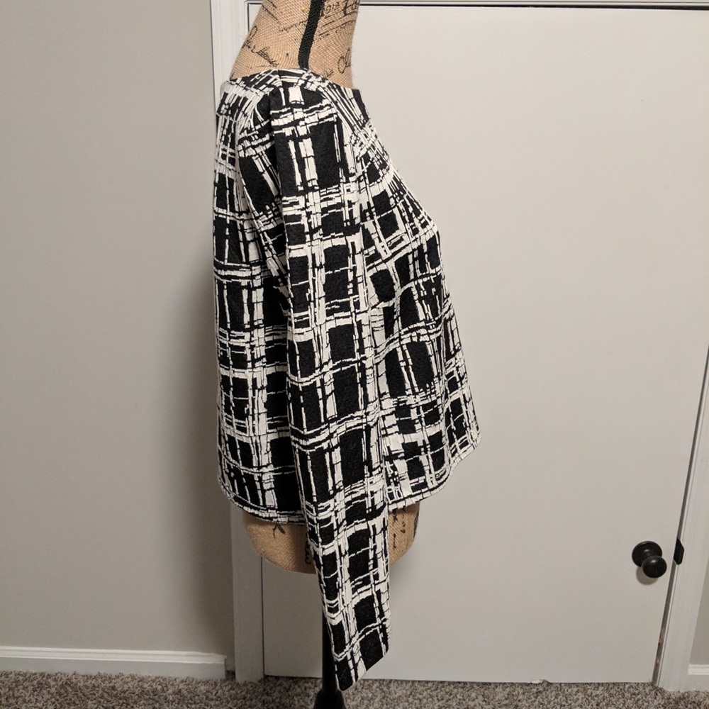 Blk/Wht Top - Picture 4 of 5